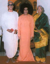 VKN with wife and Sai